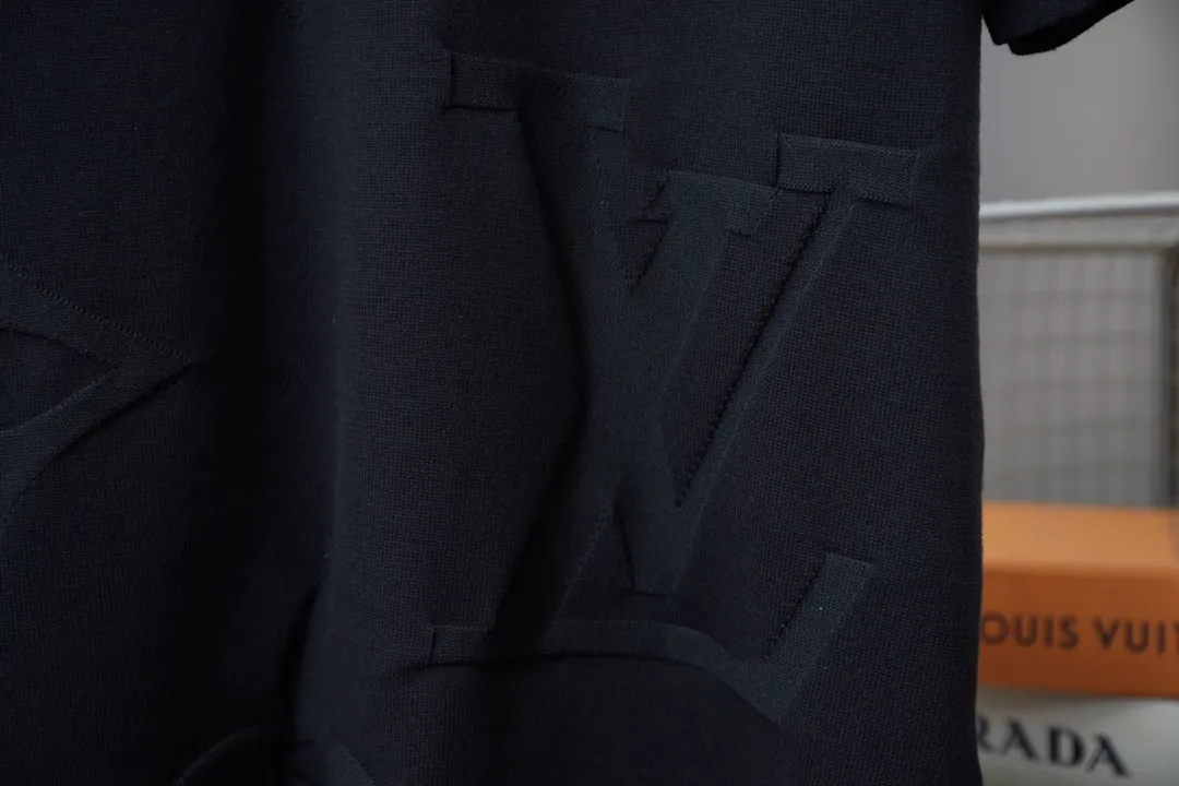 🅿️220 Louis Vuitton 1V 25SS early spring new model, rendering LV knitted short sleeves, light luxury, a must-have item for daily commuting for men and women, correct version, welcome to compare, detailed features · Made of high-viscosity cotton material, high count cotton is added, dry and avoid stuffiness · Made of jacquard machine imported from Germany. Double-needle sewing and cross-seam technology · Original main mark, washed tag, brand moisture-proof paper packaging Color: Black Size: S/M/L/XL